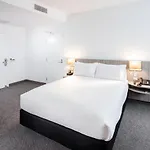 Ibis Mackay