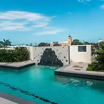 Modern Dual Key Apt W Pool In The Heart Of Mackay