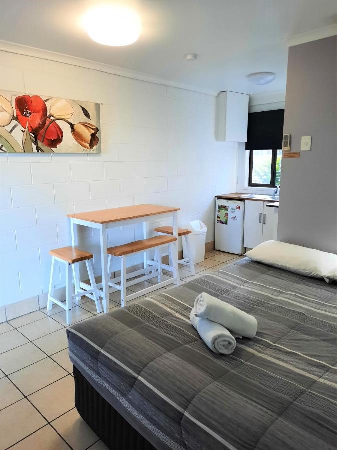 Cool Palms Motel