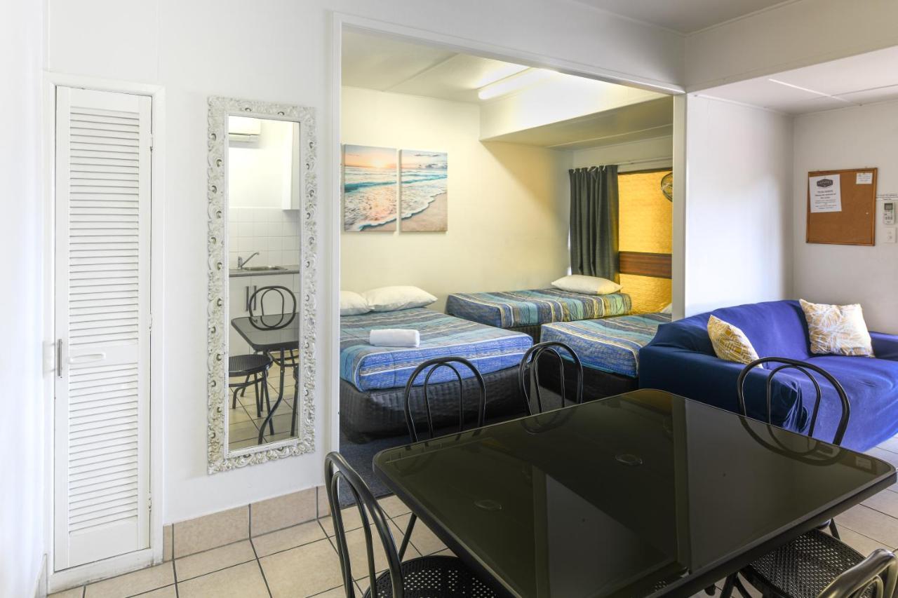 Cool Palms Motel