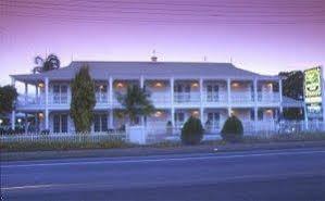 White Lace Motor 4* Mackay