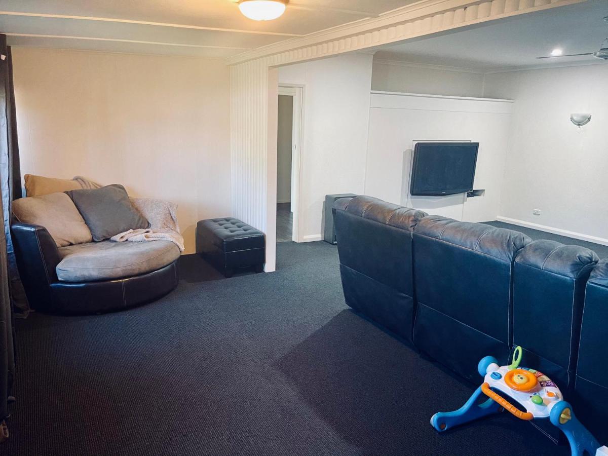 Quirky Queenslander 6 Bedroom Holiday home *