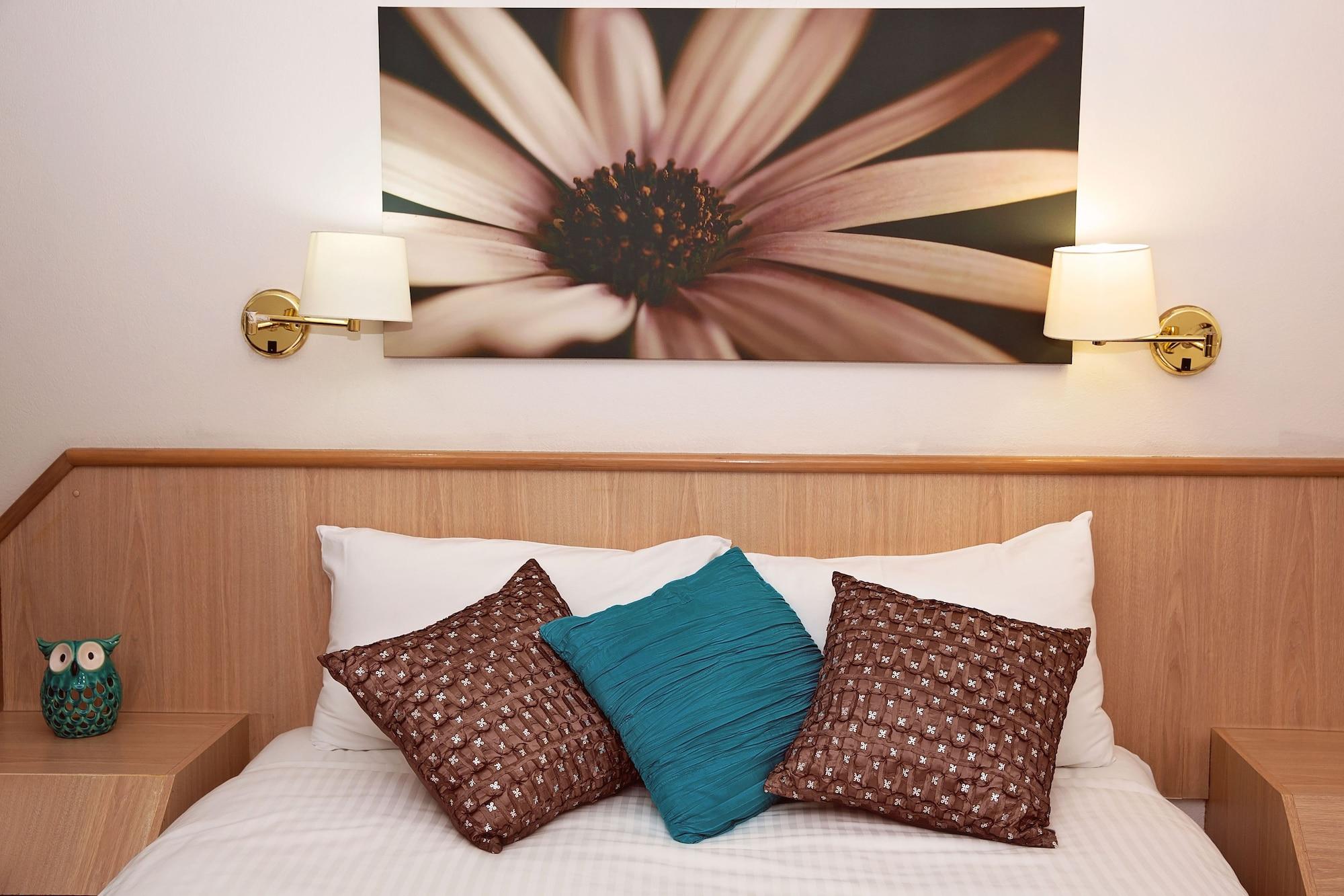 White Lace Motor 4* Mackay