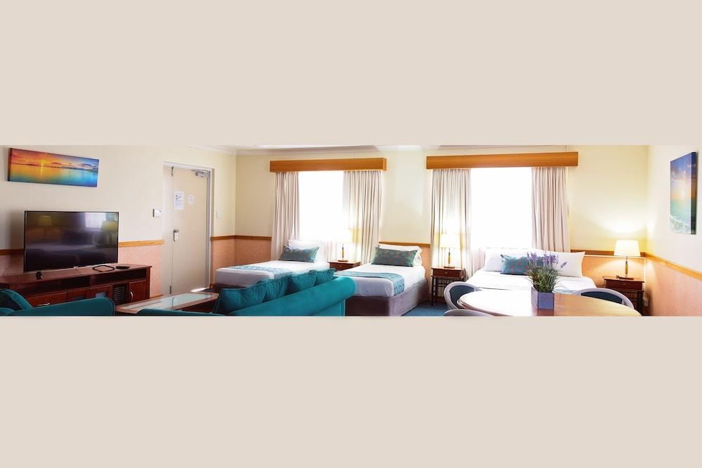 Motel White Lace Motor