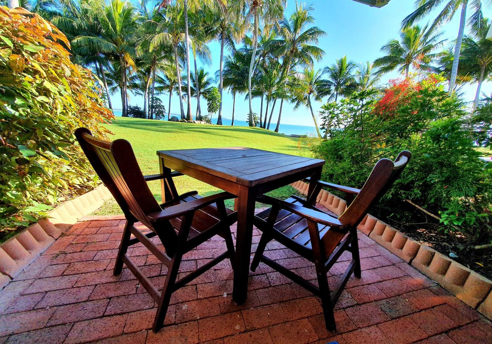 Apartment Dolphin Heads - Unit - Absolute Beachfront! - Whitsunday Getaway!
