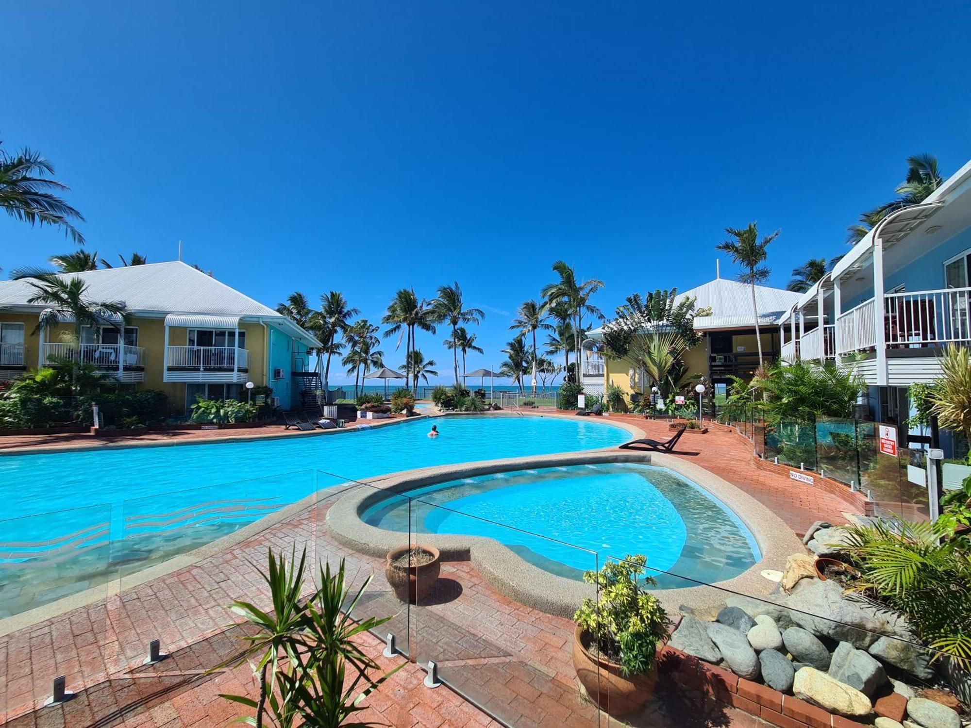 Apartment Dolphin Heads - Unit - Absolute Beachfront! - Whitsunday Getaway! *
