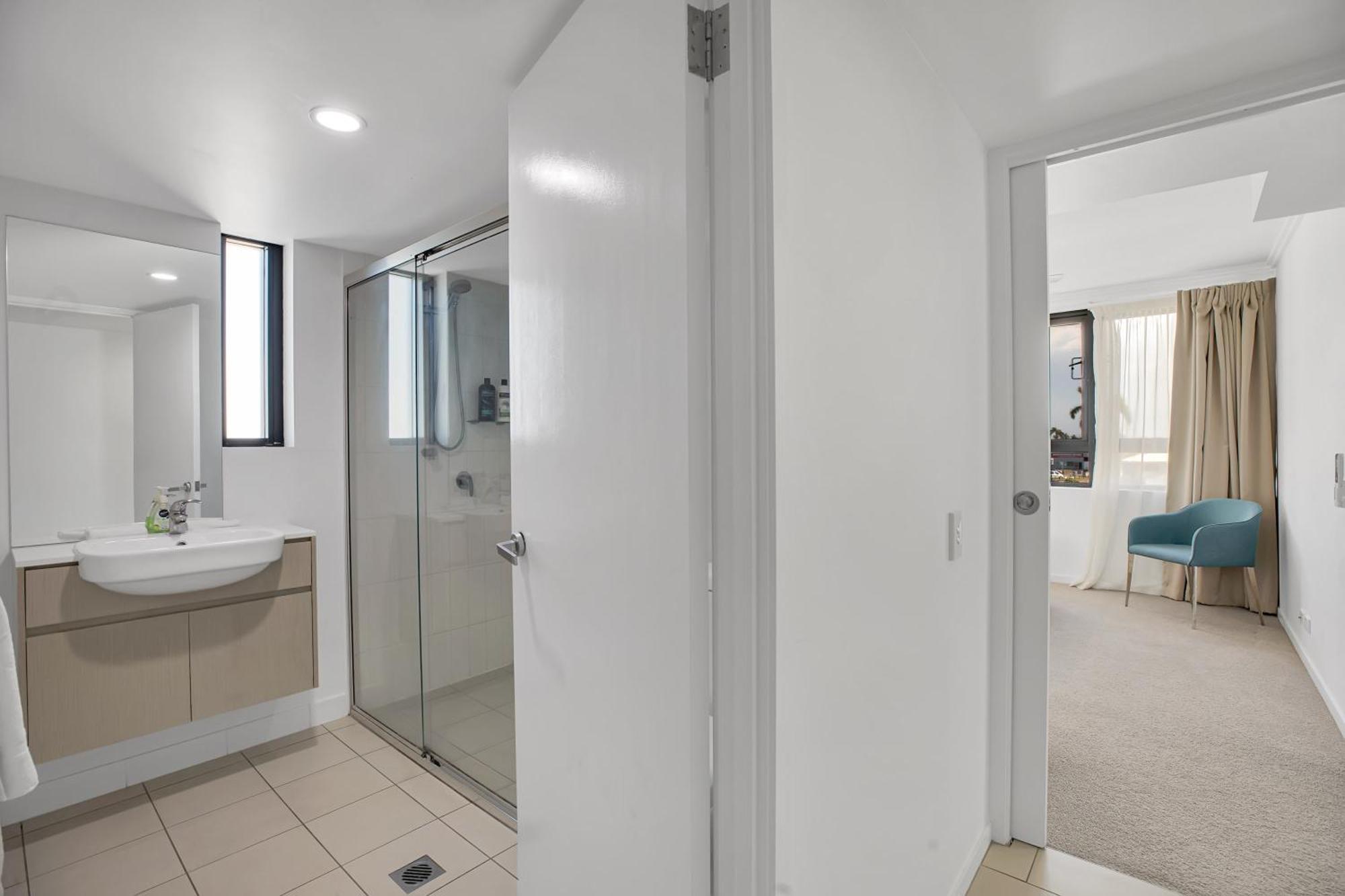 Dual Key Three Bedroom Close To Cbd Apartment