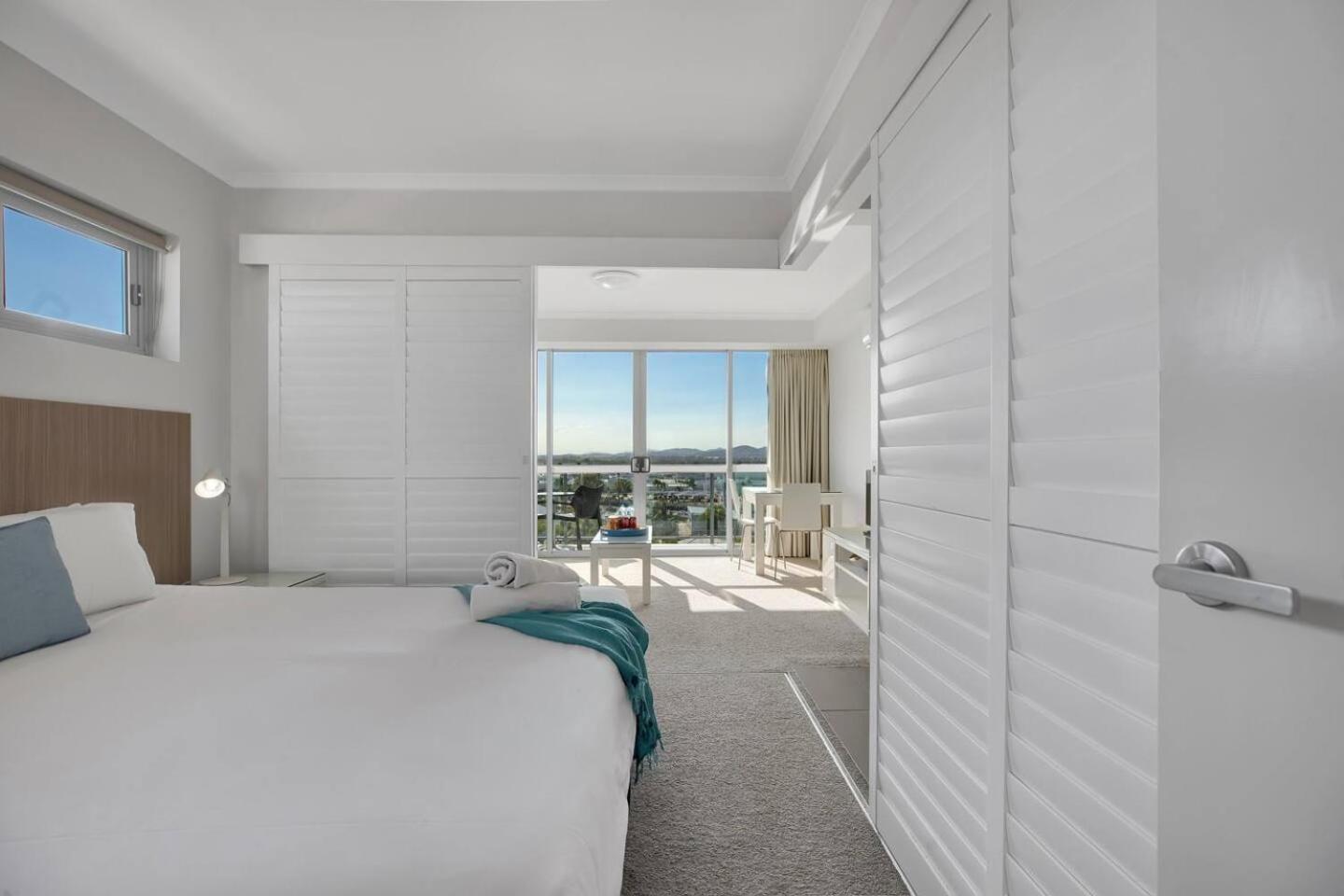 Apartment Modern Dual Key W Pool In The Heart Of