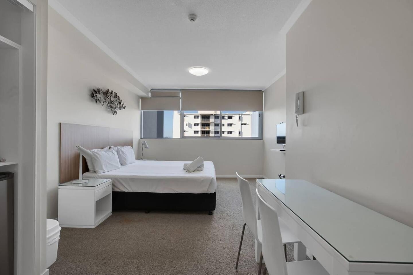Modern Dual Key W Pool In The Heart Of Apartment