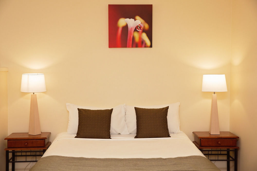 White Lace Motor 4* Mackay