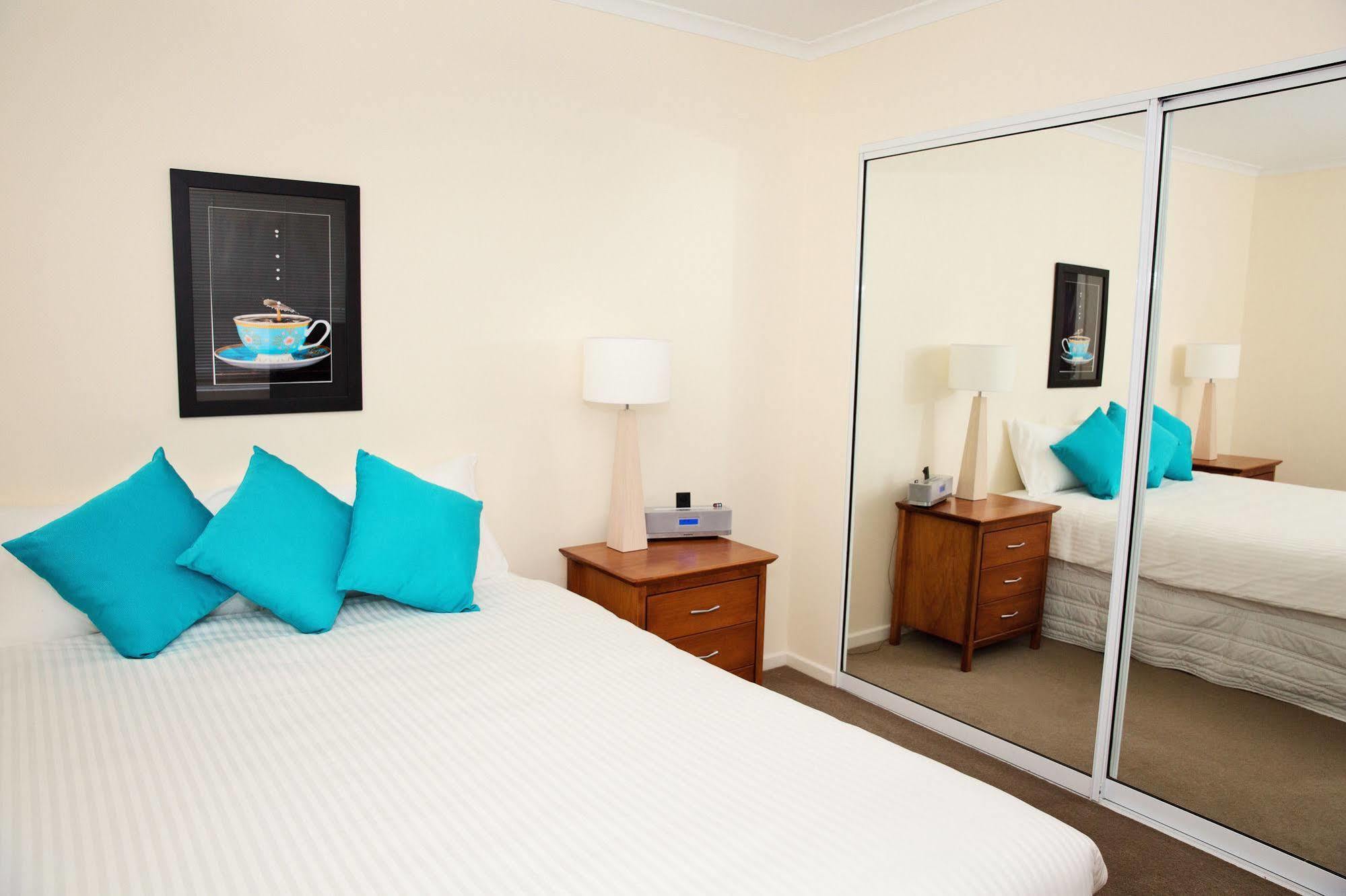 Motel White Lace Motor