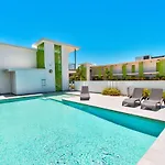 Mackay Oceanside Central Hotel Official