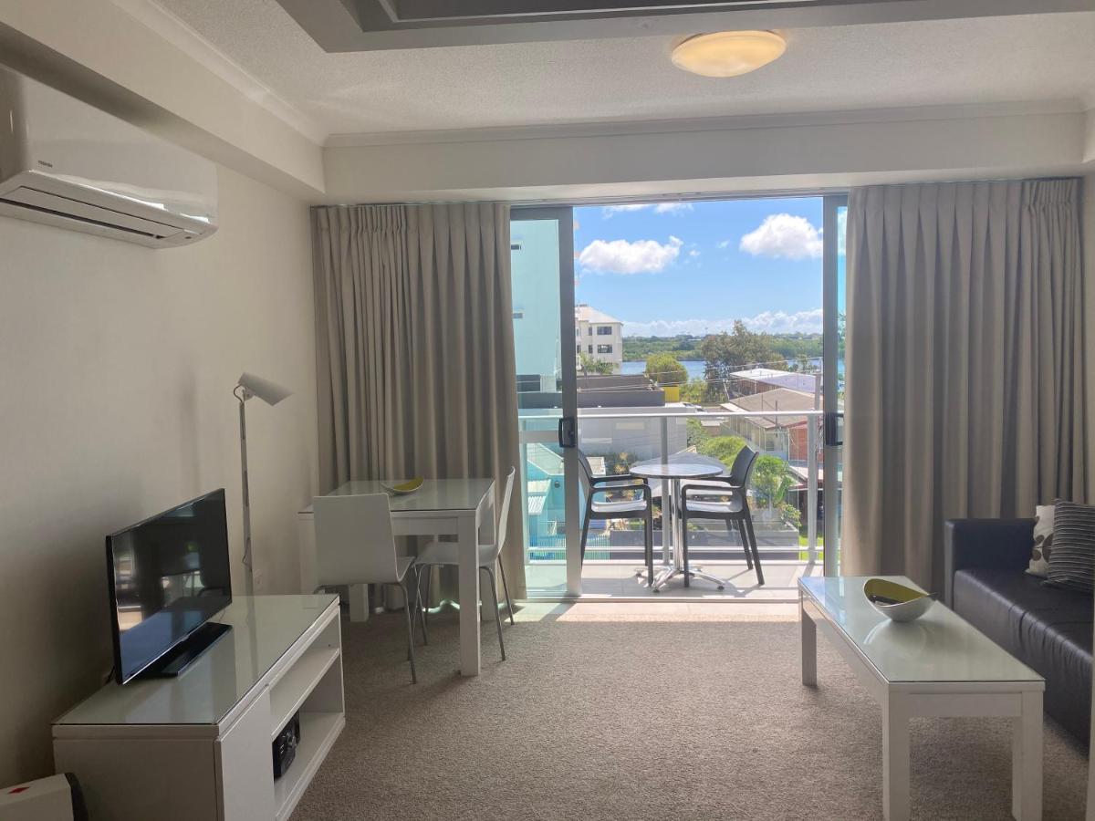 Airtrip On River Street, * Mackay