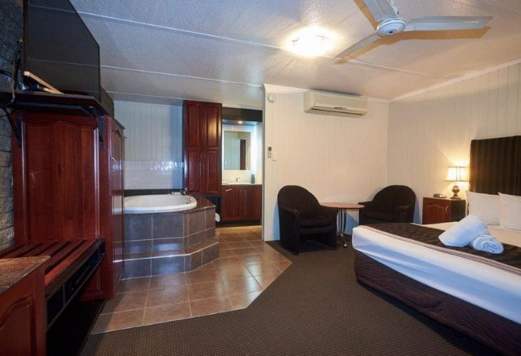 Country Plaza Motor Motel Mackay