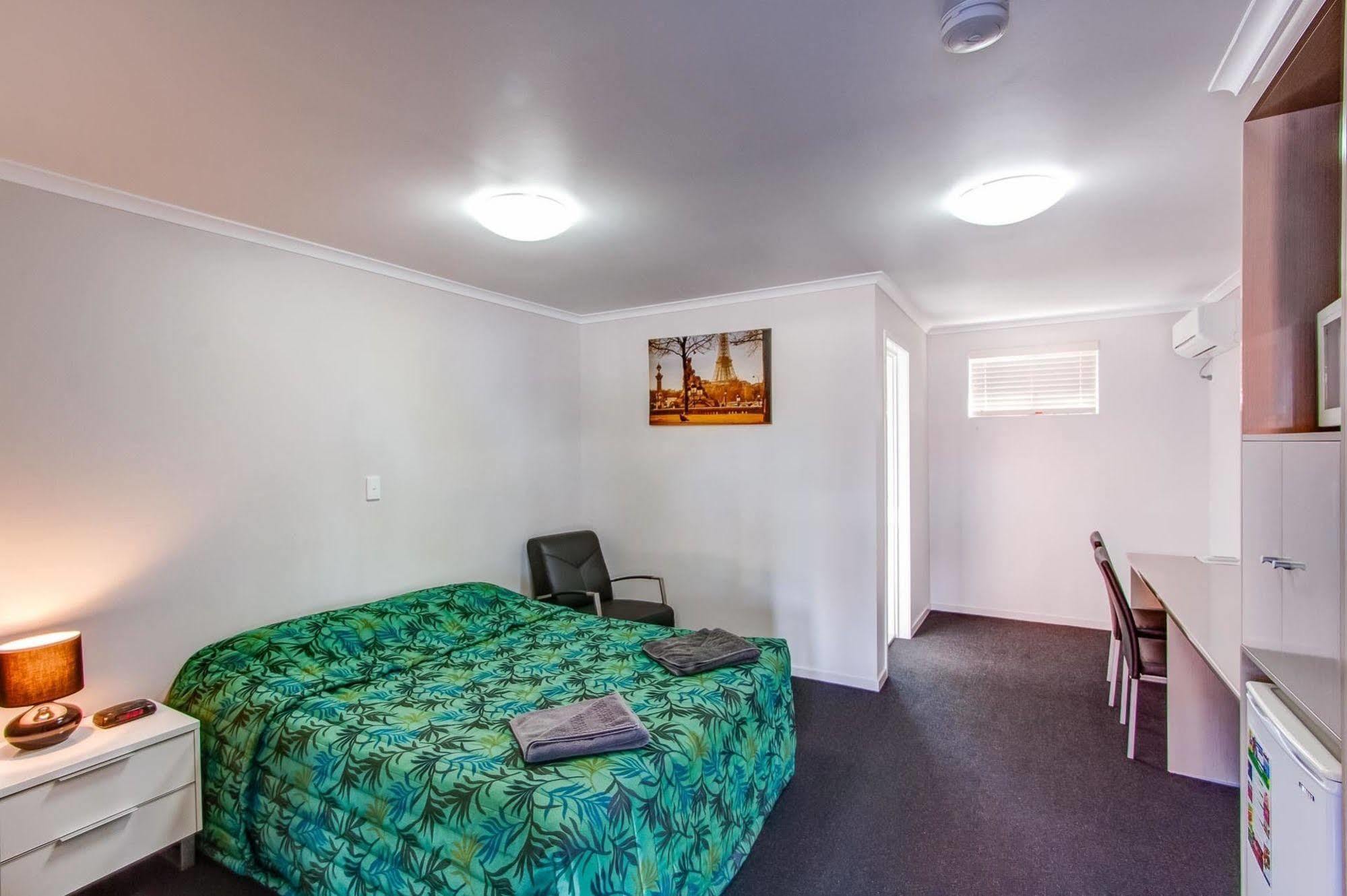 Galaxy Motor Motel